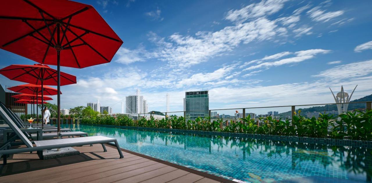 峇六拜 Amari Spice Penang酒店 外观 照片 The swimming pool at the rooftop