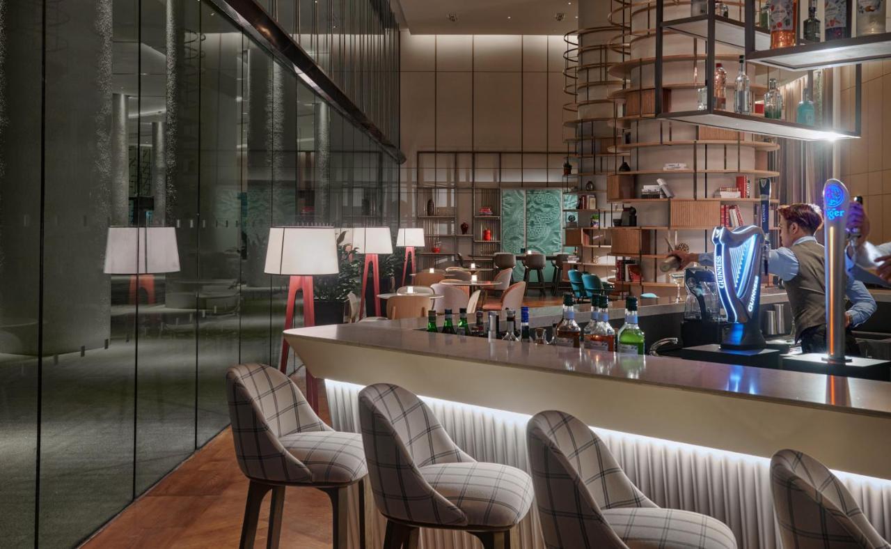 峇六拜 Amari Spice Penang酒店 外观 照片 The bar at the hotel